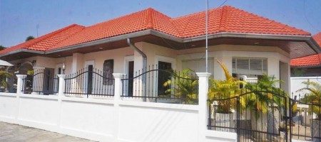 Spacious Villa With Communal Pool Spacious Villa With Communal Pool