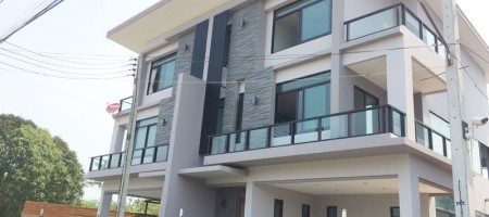Multi-level brand new modern style townhouse in Hua Hin Multi-level brand new modern style townhouse in Hua Hin