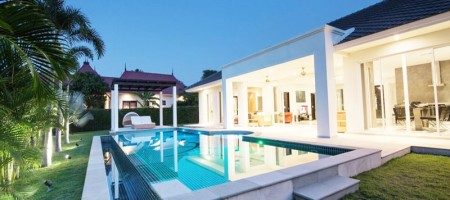 Luxurious Villa with Golf Course Views Luxurious Villa with Golf Course Views