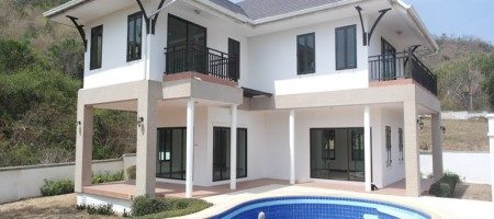 Substantial Family Pool home Close to Town Substantial Family Pool home Close to Town