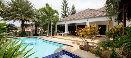 Luxury Pool House With Large Plot Of Land (10952) Luxury Pool House With Large Plot Of Land (10952)