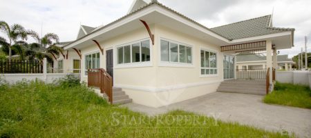 Beautiful Bungalow for Sale (10657) Beautiful Bungalow for Sale (10657)