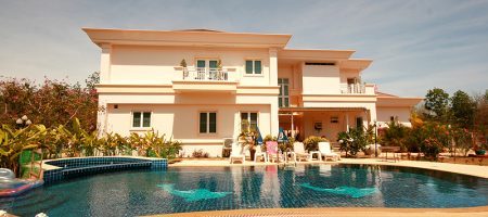 Luxurious House on Big Plot of Land (11079) Luxurious House on Big Plot of Land (11079)