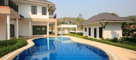 Beautiful House in Town for Sale (10725) Beautiful House in Town for Sale (10725)
