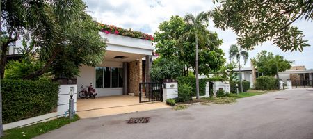 Beautiful Modern House near the Beach (10799) Beautiful Modern House near the Beach (10799)
