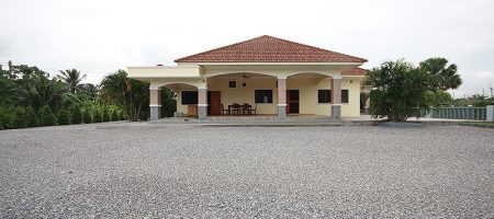 Beautiful House on the Large Plot of Land (11152) Beautiful House on the Large Plot of Land (11152)