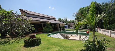 Luxury House on Large Plot of Land for Sale (10987) Luxury House on Large Plot of Land for Sale (10987)
