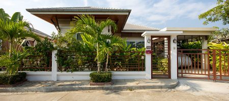 Beautiful Bungalow for Sale (10717) Beautiful Bungalow for Sale (10717)