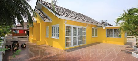Beautiful Bungalow for Sale (10594) Beautiful Bungalow for Sale (10594)