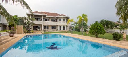 Beautiful Pool Villa on Golf Course (10999) Beautiful Pool Villa on Golf Course (10999)