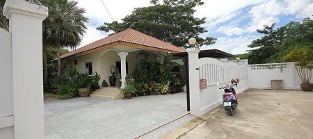 Beautiful Bungalow for Sale (10979) Beautiful Bungalow for Sale (10979)