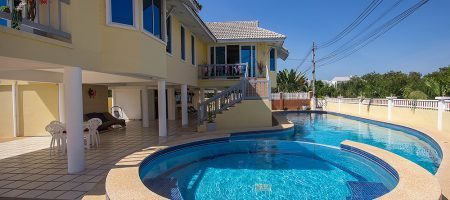 Spacious House with Big Pool for Sale (11247) Spacious House with Big Pool for Sale (11247)