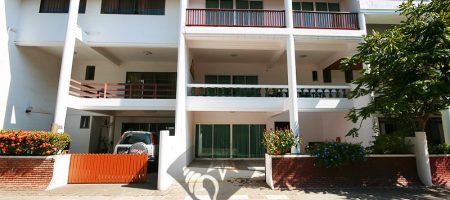 3 Storey House on the Beach (30242) 3 Storey House on the Beach (30242)